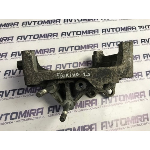 Кронштейн двигуна лівий Fiat Doblo 1.3 MJTD 2000-2010 55229512